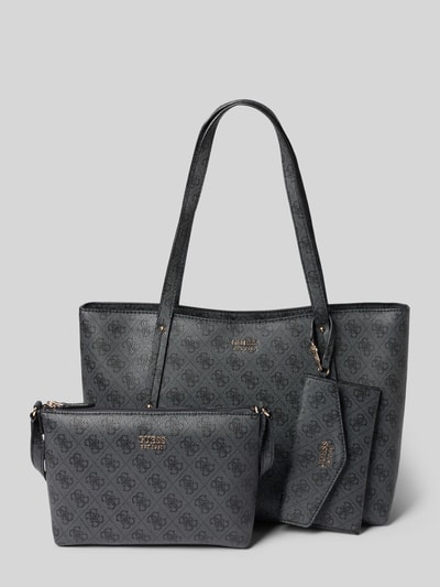 Produktfoto, Shopper im Set mit Kosmetiktasche und Portemonnaie von GUESS, grau-schwarzes Allover-Logo-Muster, Metallic-Label, glatte Textur