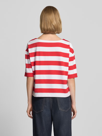 Frauenmodel trägt Sweatshirt mit 1/2-Arm im Allover-Look von monari, Baumwoll-Mix, rote und weiße Streifen, Ganzkörperansicht Rückansicht.