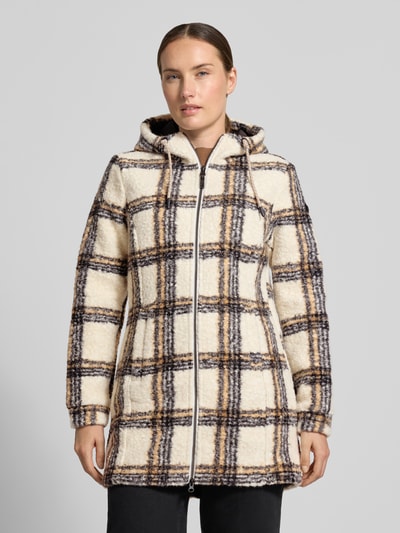 Frauenmodel trägt Mantel aus Teddyfell von G.I.G.A. DX in Creme mit kariertem Muster, Kapuze und Zweiwege-Reißverschluss, Nahaufnahme Oberkörper.