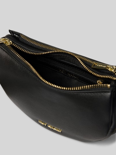 Produktfoto, schwarze Handtasche mit Label-Applikation Modell 'Sporty Sister' von Hey Marly, Hauptfach mit Reißverschluss, glatte Textur, goldene Details, Breite 21 cm, Länge 14 cm, Tiefe 7 cm, Schulterriemen 118 cm