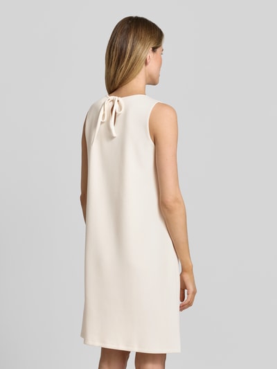 Vrouwenmodel draagt Relaxed Fit jurk met viscose van ROBE LÉGÈRE in knielengte, elastische materiaalmix, mouwloos design, siergarnering, ruglengte 94 cm, borstwijdte 47 cm, geheel in crème, gladde textuur, Ganzkörperansicht Rückansicht.