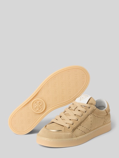 Produktfoto, Sneaker aus Leder-Mix mit Logo-Prägung Modell 'Hell' von Guess in Beige, glatte Sohle, abgerundete Passform, Damenmodell, Absatzhöhe 3 cm, Schafthöhe 7 cm, Schaftweite 9 cm