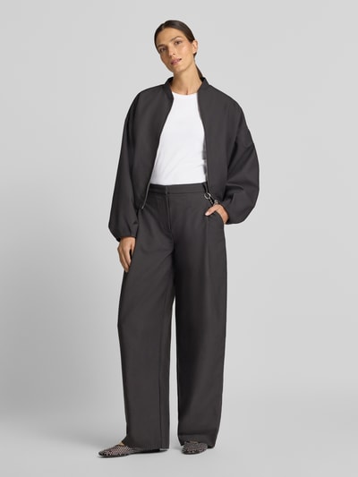 Vrouwenmodel draagt Regular Fit Longsleeve met Label-Stitching van Liu Jo White, puur katoen, ronde hals, ruglengte bij maat S 57 cm, Ganzkörperansicht von vorne.