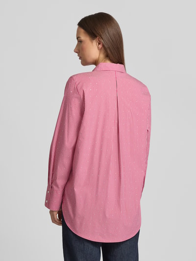 Vrouwenmodel draagt Relaxed Fit Hemdbluse aus Baumwoll-Mix van Tom Tailor met rode en witte strepen, lange mouw, rugaanzicht
