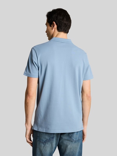 Männermodel trägt Regular Fit Poloshirt aus reiner Baumwolle von Tom Tailor, Optik: Unifarben, Materialverarbeitung: Piqué, Ganzkörperansicht Rückansicht.