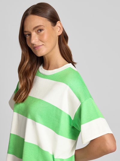Frauenmodel trägt Relaxed Fit Shirt aus Viskose-Mix Modell 'LULS' von ICHI, grün-weiß gestreift, Damen, Nahaufnahme Oberkörper.