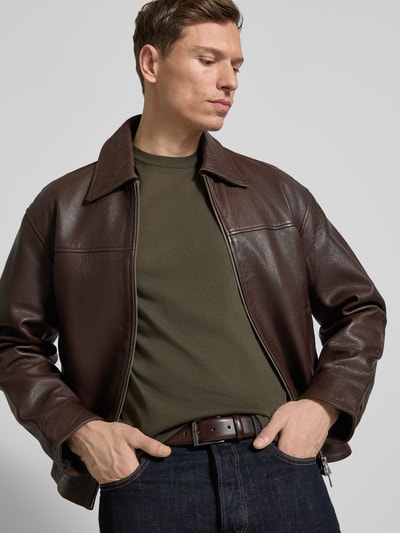 Männermodel trägt T-Shirt mit geripptem Rundhalsausschnitt von CRUNA aus reiner Baumwolle, Regular-Fit, olivgrün, Ganzkörperansicht von vorne.