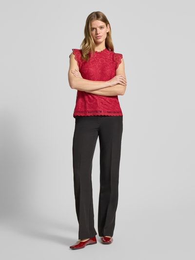 Vrouwenmodel draagt Shaped Fit Blusentop met Spitzenbesatz Model 'OLLINE' van Pieces, effen look, bloemenmotief, kant, vooraanzicht hele lichaam.