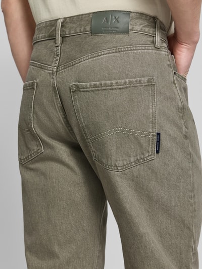Mannenmodel draagt Relaxed Straight Jeans im Five-Pocket-Style van ARMANI EXCHANGE, puur katoen, relaxed straight fit, 5-pocketstijl, knoop- en ritssluiting, bandwijdte maat 32/32: 45 cm, binnenbeenlengte 32/32: 81 cm, detailopname rugzijde.