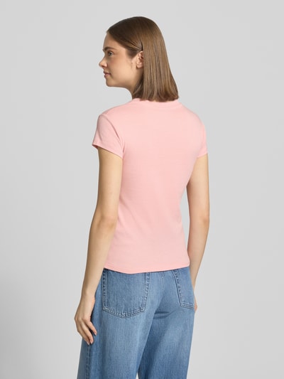 Frauenmodel trägt Damen T-Shirt mit Rundhalsausschnitt Modell 'EVERYDAY' von Topshop, Baumwoll-Mix, Slim Fit, Rückenlänge 54 cm, Ganzkörperansicht Rückansicht.