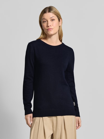 Vrouwenmodel draagt Regular fit pullover uit mix van wol en katoen van Barbour, dames coltrui in donkerblauw, vooraanzicht, nahaufnahme bovenlichaam.