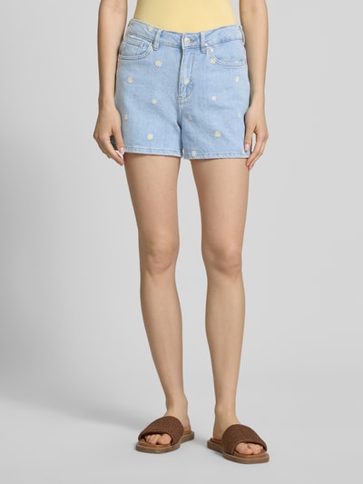 Frauenmodel trägt Regular Fit Jeansshorts aus Baumwoll-Mix Modell 'JOSEPHINE' von Only in Denim-Optik mit Motiv-Stitching, 5-Pocket-Design, hellblau; Materialverarbeitung: Twill, Ganzkörperansicht von vorne.