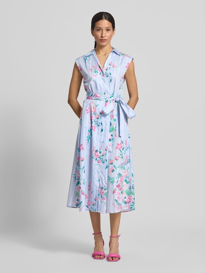 Frauenmodel trägt Hemdblusenkleid mit V-Ausschnitt und Bindegürtel von Milano Italy aus Reine Baumwolle, A-Linie, Allover-Look, Midikleid, Ganzkörperansicht von vorne.