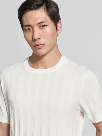 Männermodel trägt Strickshirt aus Viskose-Mix mit Rundhalsausschnitt von Lindbergh in Weiß mit Ripp-Optik, Regular-Fit, Nahaufnahme Oberkörper. Rückenlänge bei Größe M: 69 cm, Ärmellänge bei Größe M: 24 cm.