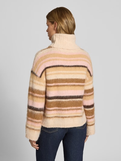 Männermodel trägt Loose Fit Rollkragenpullover mit Woll-Anteil Modell 'PERIL' von ONLY, gestreift in Beige und Rosa, Damen Rollkragenpullover, Ganzkörperansicht Rückansicht