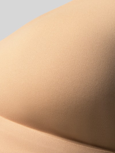 Produktfoto, glatter, beigefarbener Stoff mit matter Textur, Triangel-BH mit verstellbaren Trägern Modell 'Simply Better' von Mey