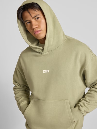 Mannelijk model draagt Loose Fit Hoodie uit zuiver katoen model 'Nazardo' van HUGO, Heren hoodie, lichtgroen, Ganzkörperaanzicht van voren