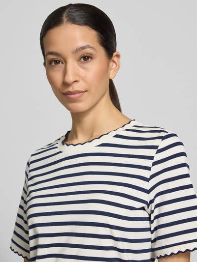 Frauenmodel trägt T-Shirt mit Wellensaum und Rundhalsausschnitt von More & More aus Baumwoll-Elasthan-Mix, Regular-Fit, Nahaufnahme Oberkörper.