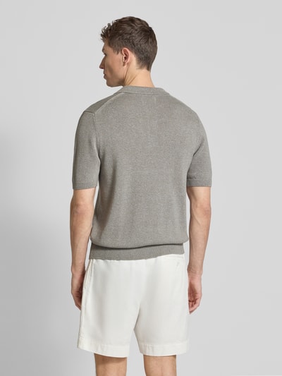 Männermodel trägt Regular Fit Poloshirt aus Baumwoll-Leinen-Mix von JAKE*S STUDIO MEN in Strick-Optik, gerippte Abschlüsse, Ganzkörperansicht Rückansicht.