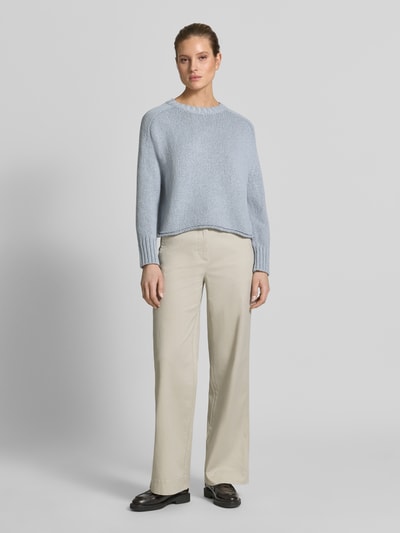 Frauenmodel trägt Oversized Strickpullover aus Baumwoll-Mix von Marc O’Polo, hellblau, unifarben, gerippte Ärmel, Rundhals, Ganzkörperansicht von vorne.