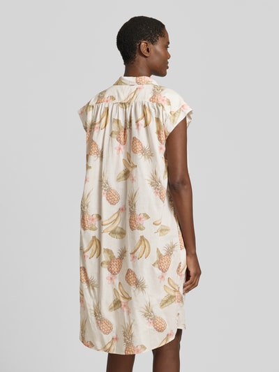 Frauenmodel trägt Hemdblusenkleid aus Baumwolle mit V-Ausschnitt von Emily Van den Bergh, Allover-Pastellprint, gerader Schnitt, Midikleid, Ganzkörperansicht Rückansicht.