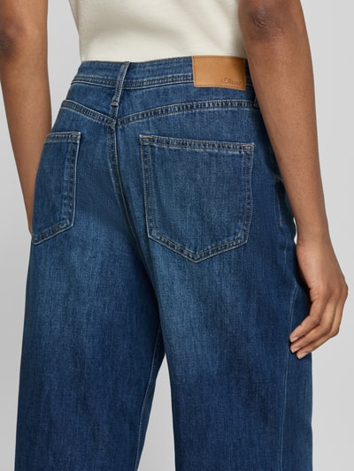 Frauenmodel trägt Wide Leg Jeans aus Baumwoll-Mix Modell 'Suri' von s.Oliver RED LABEL, dunkles Blau, sichtbare Gesäßtaschen, Nahaufnahme Rückansicht, Damen Wide & Loose Fit Jeans von s.Oliver RED LABEL.