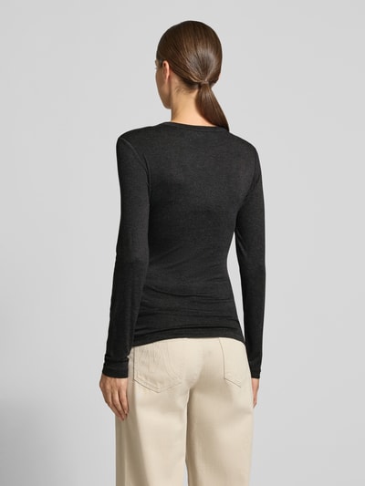 Männermodel trägt schwarzes unifarbenes Langarmshirt aus Viskosemix, Rundhalsausschnitt, abgerundeter Rumpfabschluss, Langarmshirt mit Rundhalsausschnitt Modell 'Sifa' von OPUS, Ganzkörperansicht Rückansicht