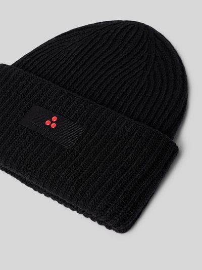 Produktfoto, schwarze Strick-Optik, weiche Textur, Logo-Detail, Mütze mit Viskose-Mix mit Woll-Anteil Modell 'Savis' von Peuterey