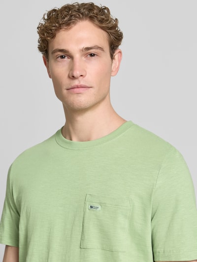 Männermodel trägt Regular Fit T-Shirt aus reiner Baumwolle von s.Oliver RED LABEL, Optik: Unifarben, Brusttasche, Nahaufnahme Oberkörper.