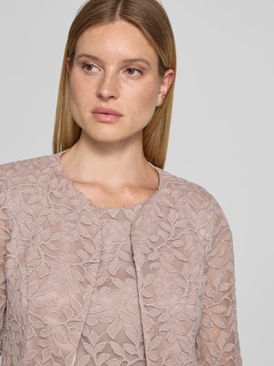 Kobieta nosi Blazer mit Spitze und 3/4-Arm od Vera Mont, materiał z elastycznym dodatkiem, krój regular fit, okrągły dekolt, otwarty przód, różowe odcienie, tekstura koronki, zbliżenie na górną część ciała.