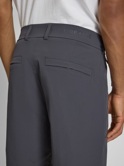 Männermodel trägt Shorts mit Reißverschlusstaschen Modell 'VIDAL2' von FIRE + ICE, grauer Material-Mix, Regular Fit, Nahaufnahme Rückansicht.