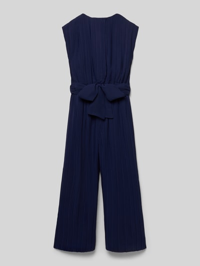 Produktfoto, Regular Fit Jumpsuit in Plissee-Optik von DANAMADE, dunkelblau, Zierschleife, taillierte Passform, ärmelloses Design, Rückansicht
