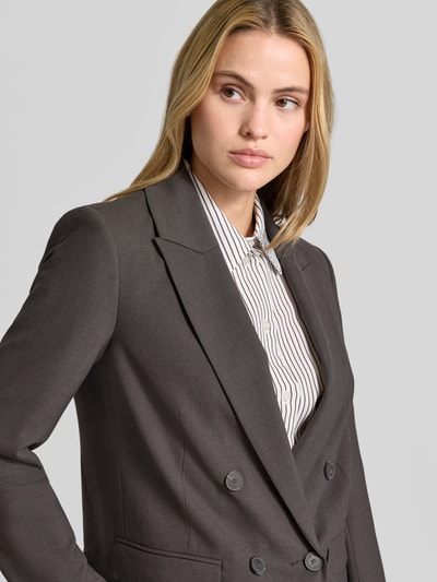 Frauenmodel trägt Oversized Blazer mit Reverskragen von COMMA in Dunkelgrau, doppelte Knopfleiste, Nahaufnahme Oberkörper, Damen Blazer Kontext.