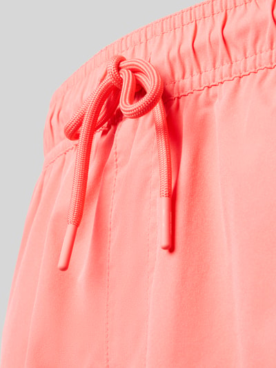 Produktfoto, Straight Fit Badeshorts mit Logo-Detail Modell 'Maui' von Jack & Jones in Koralle mit elastischem Bund und Tunnelzug, Detailaufnahme