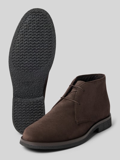 Produktfoto, Boots mit Schnürverschluss Modell 'SAHARO' von Geox, braunes Wildleder, strukturierte schwarze Sohle, abgerundete Form, Absatzhöhe 3 cm, Schafthöhe und -weite 10 cm bei Größe 44