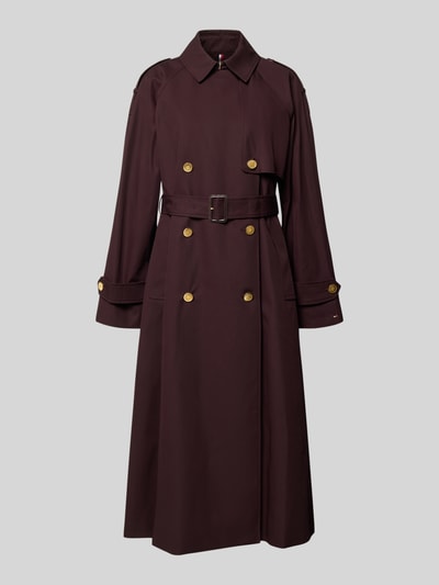 Produktfoto, Oversized Trenchcoat aus reiner Baumwolle von Tommy Hilfiger, jednolita śliwkowa barwa, długie rękawy, taśma w talii, dwurzędowe guziki, wodoodporna bawełna, pagony na ramionach, boczne kieszenie, rozcięcie z tyłu, detal gun flap, kołnierz klasyczny, kontekst: damski płaszcz trench, optyka jednokolorowa, szeroki krój, materiał: czysta bawełna