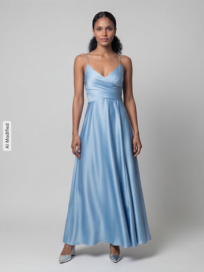 Frauenmodel trägt Abendkleid in Wickel-Optik von Jake*s Cocktail in Hellblau, Satin, ärmellos, Maxilänge, tailliert, Ganzkörperansicht von vorne.