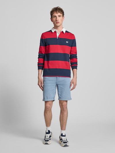 Männermodel trägt Regular Fit Jeansshorts aus Baumwoll-Mix Modell 'PLY LBD 6185' von Only & Sons, hellblauer Denim, Ganzkörperansicht von vorne.