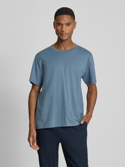 Męski model nosi Regular Fit T-Shirt aus reiner Baumwolle Modell 'ASPAN' von SELECTED HOMME, efekt: jednolity kolor, okrągły dekolt, krótki rękaw, dżersej, bawełna, Ganzkörperansicht von vorne.