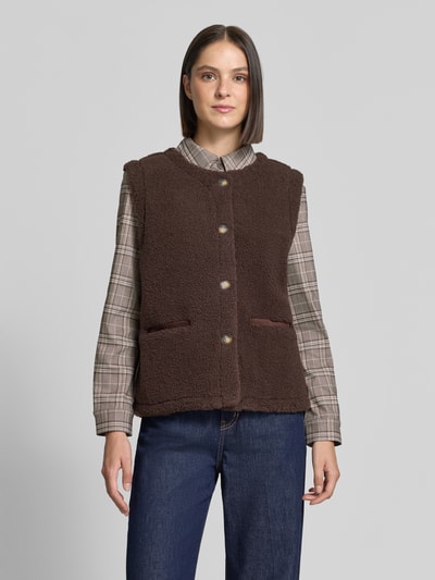 Vrouwenmodel draagt bodywarmer van Teddybont, regular fit, paspelzakken, Model 'Eddy' van FREE/QUENT, Ruglengte maat S 58 cm, Schouderbreedte 38 cm, Borstwijdte 51 cm, voorkant volledige lichaamsopname