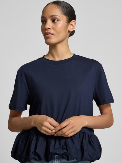Kobiece model prezentuje T-shirt mit Rundhalsausschnitt von Rich & Royal, granatowa bawełna, krój relaxed fit, rękaw o dł. 1/2, długość tyłu 59 cm, okrągły dekolt, widok na górną część ciała z przodu