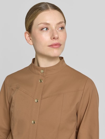Frauenmodel trägt Jacke mit Stehkragen und Knopfleiste von monari in Braun mit Teilungsnähte, Regular-Fit, Nahaufnahme Oberkörper. Rückenlänge 46 cm, Schulterbreite 36 cm, Brustweite 48 cm, Ärmellänge 63 cm, Größe 36.