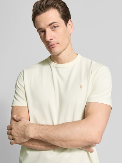 Männermodel trägt Regular Fit T-Shirt aus reiner Baumwolle von Polo Ralph Lauren in Optik: Unifarben mit Logo-Detail, Nahaufnahme Oberkörper.