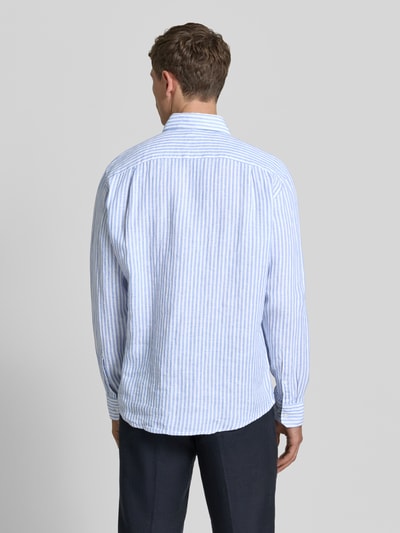 Männermodel trägt Regular Fit Business-Hemd aus Leinen mit Kentkragen von SEIDENSTICKER, hellblau-weiß gestreift, Rückansicht, Ganzkörperansicht. Reines Leinen, Regular Fit, Knopfleiste, Sportmanschetten, abgerundeter Saum, Schulterbreite ca. 45 cm, Rückenlänge ca. 72 cm, Ärmellänge ca. 68 cm.