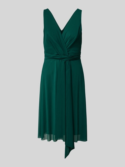 Produktfoto, zielone Cocktailkleid mit V-Ausschnitt von TROYDEN COLLECTION, taliowany krój, pasek, marszczenia, kryta podszewka, długość 79 cm.