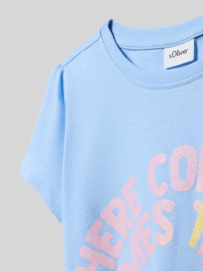 Mädchen trägt Regular Fit T-Shirt mit Glitzer-Print von s.Oliver RED LABEL in Optik: Unifarben, reine Baumwolle, Rundhals, Kurzarm, Nahaufnahme Oberkörper