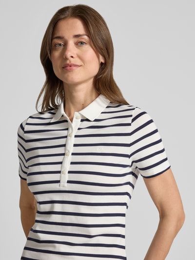Frauenmodel trägt Knielanges Polokleid mit kurzer Knopfleiste von Gant in Weiß mit dunkelblauen Streifen, Baumwoll-Mix, Nahaufnahme Oberkörper.