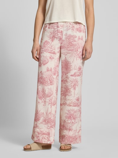 Vrouwenmodel draagt stoffen broek van SEDUCTIVE, relaxed fit, all-over look, model 'VIOLETTA', elastische band, binnenbeenlengte 79 cm, bandwijdte maat 36: 42 cm, confectiemaat 36. Ganzelichaamsaanzicht van voren.