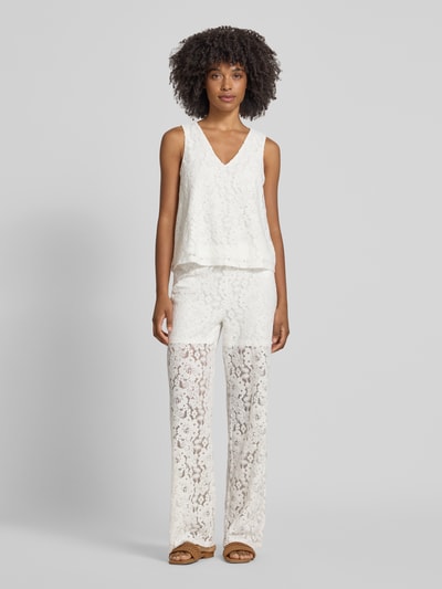 Frauenmodel trägt Weite HOSE in Spitzen-Optik Modell 'HONEY' von Vero Moda, Optik: Unifarben, Passform: Regular-Fit, Bundabschluss: elastisch, Materialverarbeitung: Lochspitze, Ganzkörperansicht von vorne.