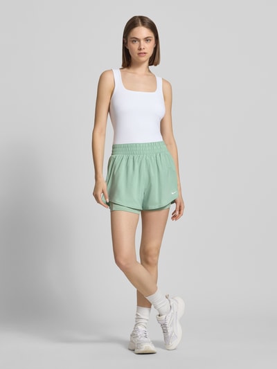 Nike Training Shorts im 2-in-1-Look mit Logo Khaki 1